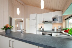Coffee/tea maker, fridge, microwave, oven - Scandinavian Coastal Stay for 10 (Großenbrode)