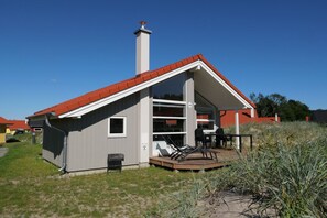 Exterior - Charming Cottage for 8 with Sauna (Großenbrode)