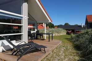 Outdoor dining - Charming Cottage for 8 with Sauna (Großenbrode)
