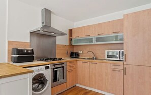 Private kitchen - Modern City Centre Apt with Balcony in Dublin 1 (Dublin)