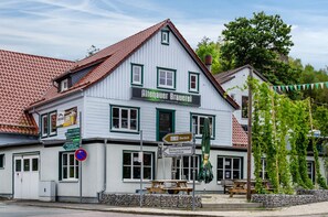 A traditional building with a sign for 'Altenauer Brauerei' and directional signs for local attractions. - Apartment 'Kuhlmann' with Mountain View and Wi-Fi (Landkreis Goslar)