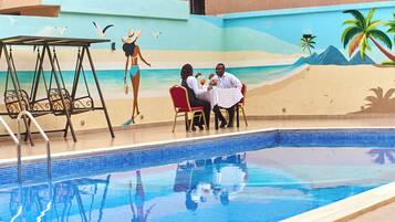 Una piscina al aire libre