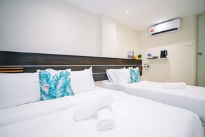 Deluxe-Dreibettzimmer | Bügeleisen/Bügelbrett, kostenloses WLAN