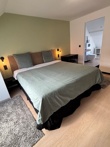 Family home with a garden. Brussels is a 9-minute train ride away. Near Hallerbos