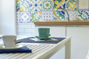 Un tavolo con una tazza e un piattino, un tovagliolo e un sottopiattino.