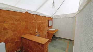 Een douche, handdoeken