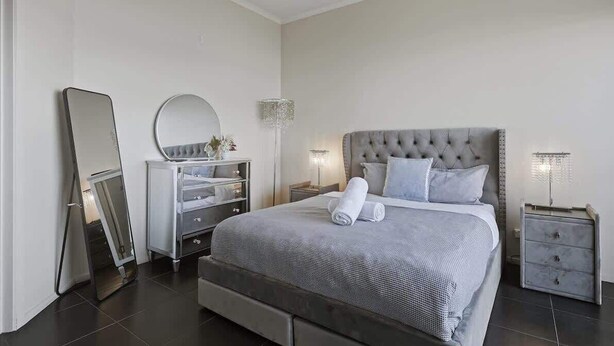 Iron/ironing board, travel cot, WiFi, bed sheets - Spacious Sandy Bay Retreat with Water Views (Sandy Bay)