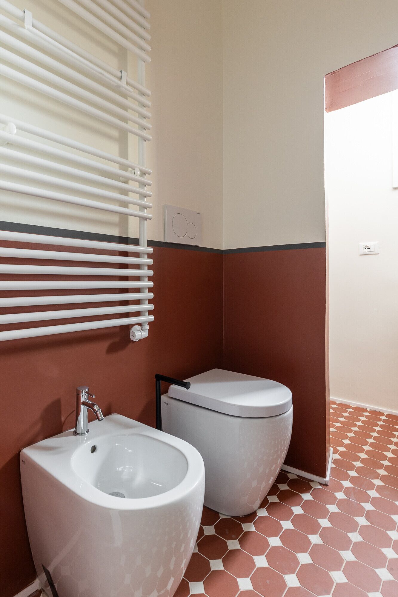 Un bagno con bidet, lavandino e WC.