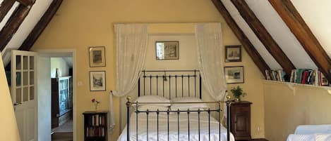 Iron/ironing board, WiFi, bed sheets
