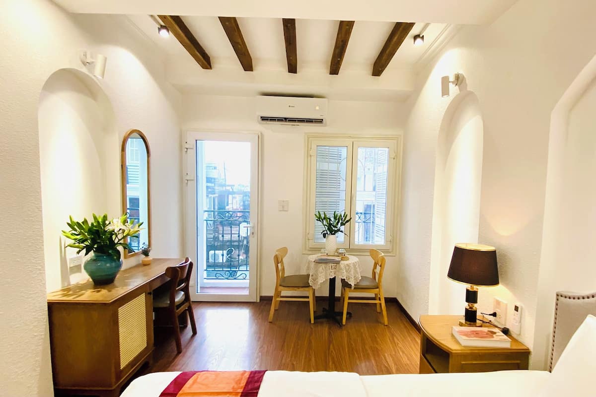 Habitación Deluxe doble, balcón, vistas a la ciudad | Caja fuerte, escritorio, cortinas opacas y wifi gratis