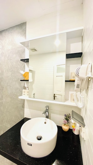 Habitación básica doble | Baño | Ducha, artículos de higiene personal gratuitos y secador de pelo