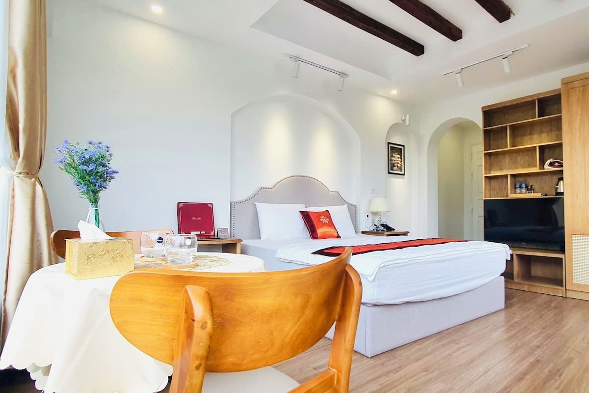 Habitación Deluxe doble, vistas parciales al lago | Caja fuerte, escritorio, cortinas opacas y wifi gratis