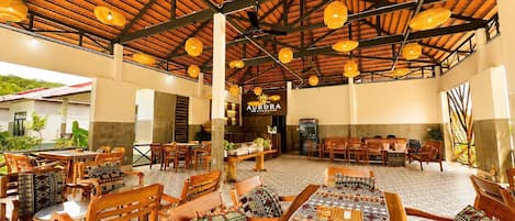 Un espacio interior amplio con muebles de madera e iluminación colgante.
