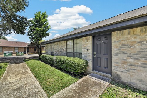 Cozy Condo in N McAllen - Walk to Bill Schup Park - 103" Theater