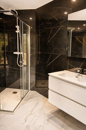Deluxe Apartment | Bilik Mandi | Pancuran mandi, pengering rambut, tuala disediakan, sabun 