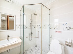 Executive Family Room | Bathroom | Shower, towels, soap, shampoo - Collection O Loc Binh Hotel Near Da Lat Market (Da Lat)