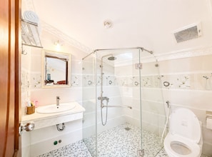 Bathroom - Collection O Loc Binh Hotel Near Da Lat Market (Da Lat)