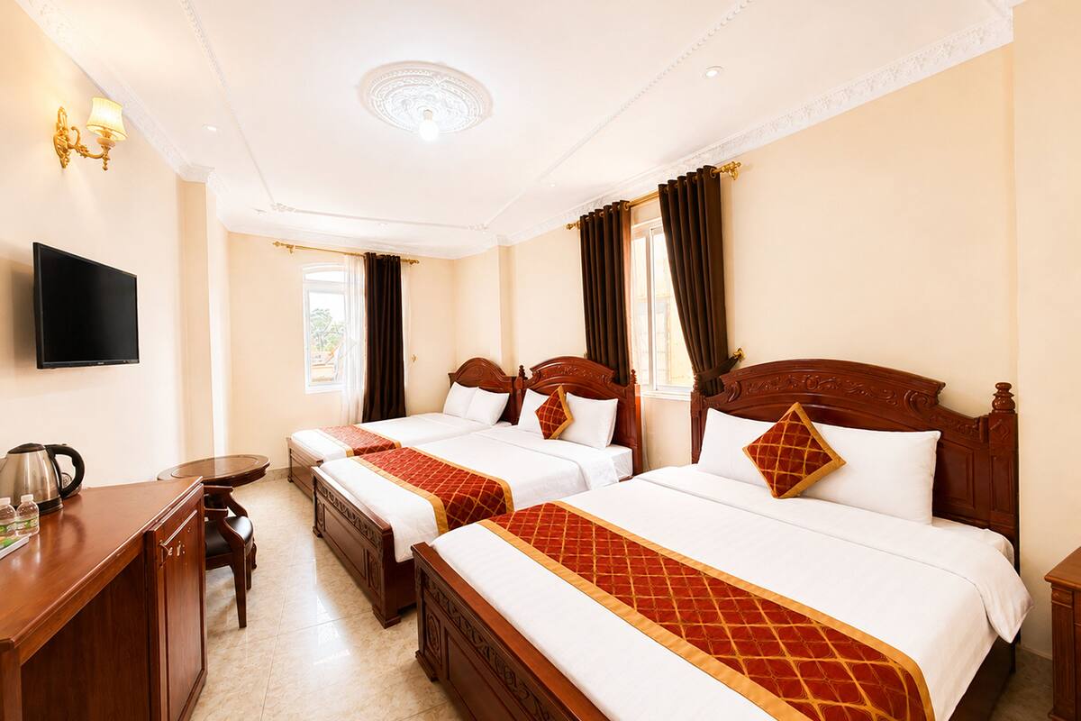 Executive Family Room | Desk, free WiFi, bed sheets