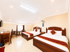 A hotel room with two beds, a desk, a chair, a table, and a ceiling fan. - Collection O Loc Binh Hotel Near Da Lat Market (Xuan Huong - Da Lat)