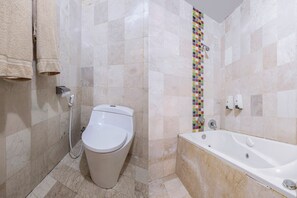 A bathroom with a toilet, a bathtub, and a tiled shower wall. - Collection O Loc Binh Hotel Near Da Lat (Xuan Huong Ward, Da Lat)
