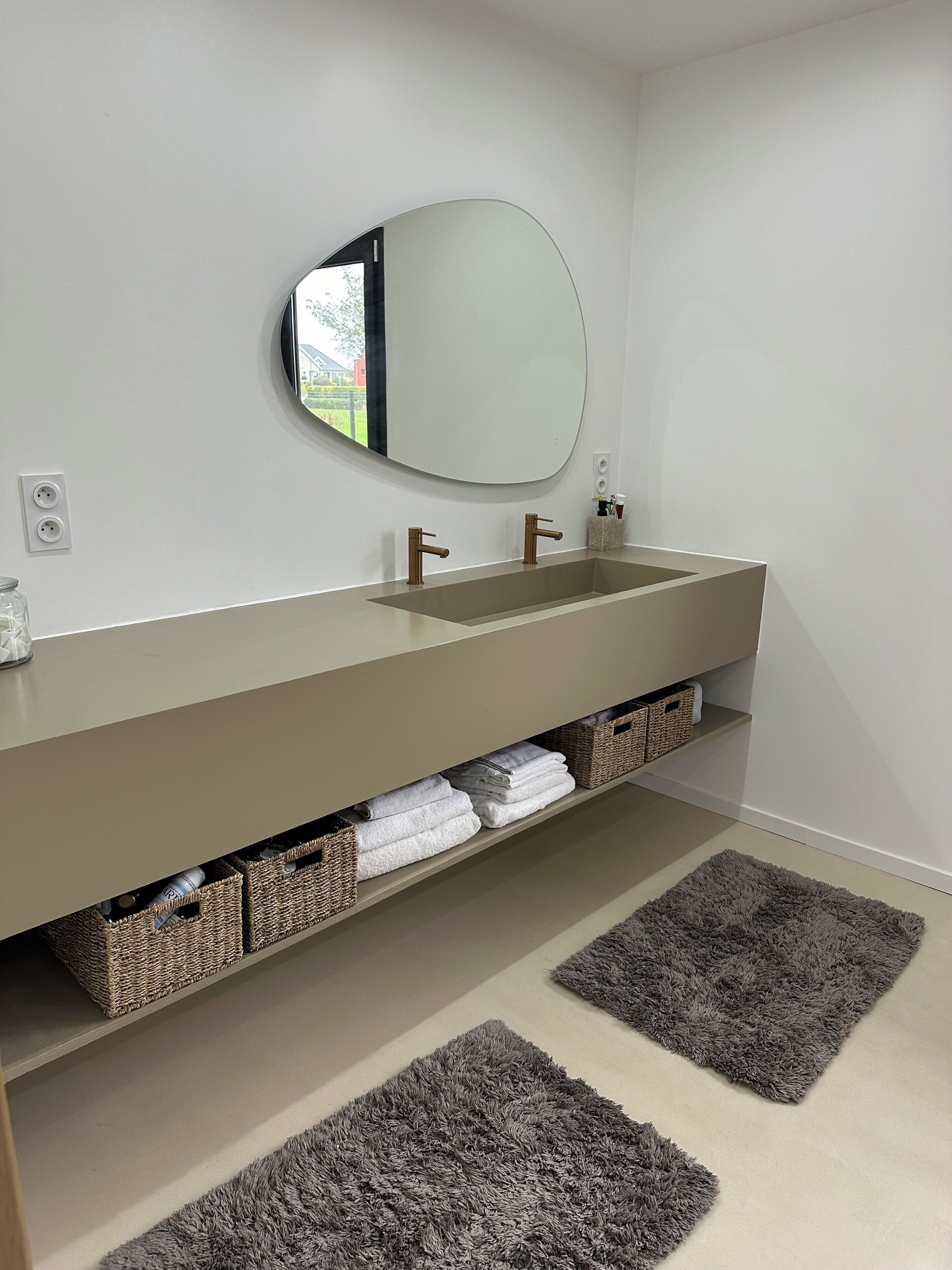 シャワー、タオル、トイレットペーパー