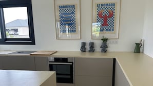 Wasserkocher mit Kaffee-/Teezubehör, Kühlschrank, Mikrowelle, Ofen