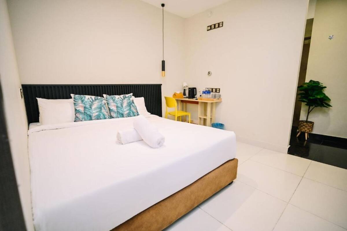 Iron/ironing board, WiFi (free)