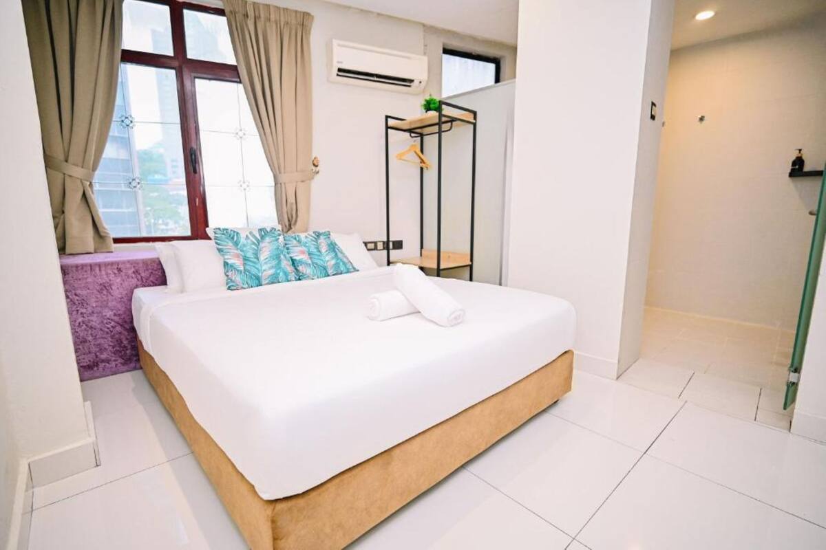 Iron/ironing board, WiFi (free)