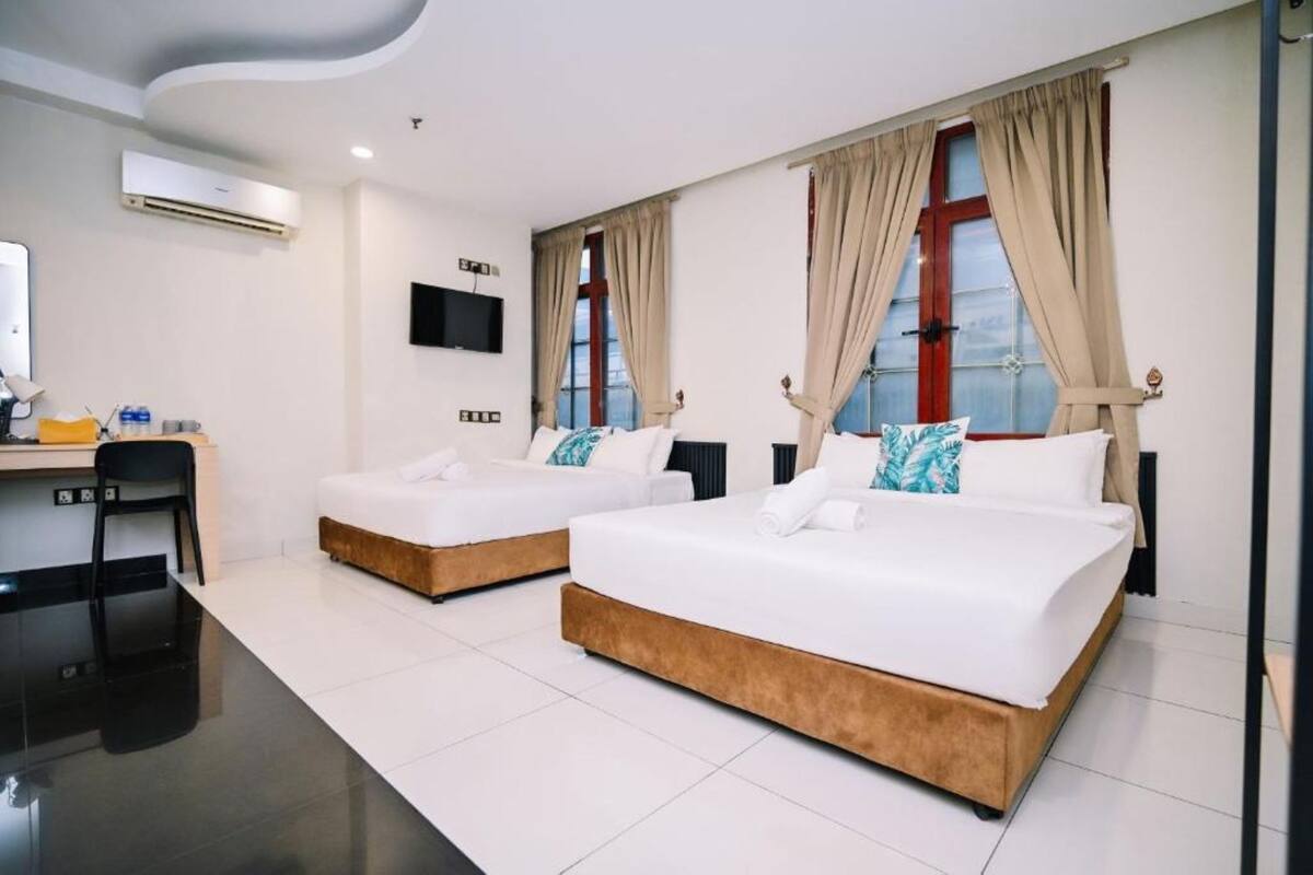 Iron/ironing board, WiFi (free)