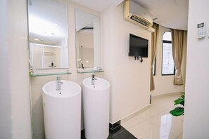Shower, hair dryer, towels, soap - Swing & Pillows @ Central Market Kuala Lumpur (Kuala Lumpur)