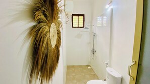 Chambre Double Classique | Salle de bain | Douche, serviettes fournies, savon, papier toilette