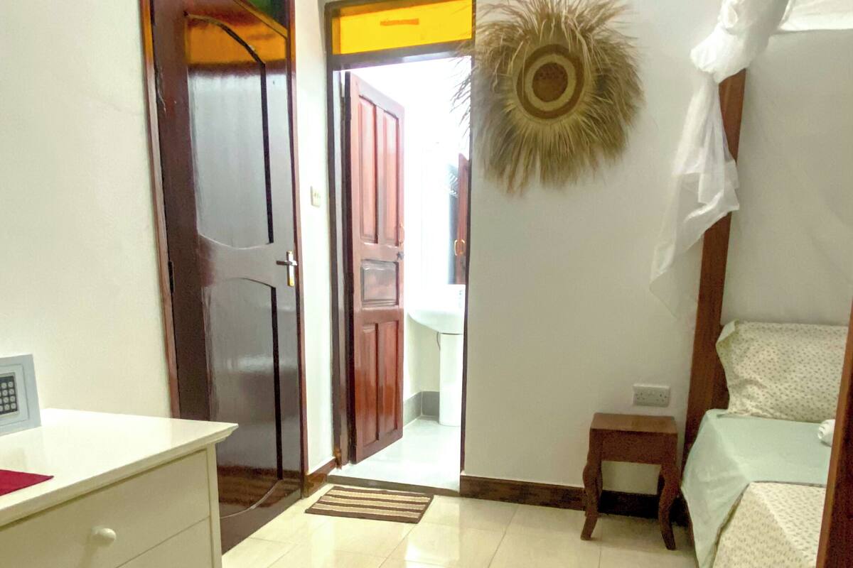 Chambre Triple Classique | Bureau