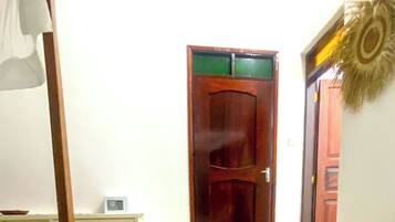 Classic Triple Room | Desk