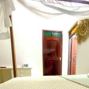 Classic Triple Room | Desk - Fish House (Nungwi)
