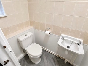 Een douche, een diep bad, handdoeken