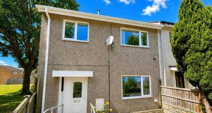 House Sleeps 7 With Parking and Garden