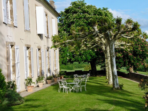 Outdoor dining - Charming Vacation Rental at Château de Batz – Pool and Panoramic View of the Pyrenees (Castillon-Debats)