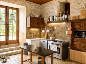 Private kitchen - Charming Vacation Rental at Château de Batz – Pool and Panoramic View of the Pyrenees (Castillon-Debats)