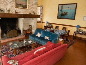 Living area - Charming Vacation Rental at Château de Batz – Pool and Panoramic View of the Pyrenees (Castillon-Debats)