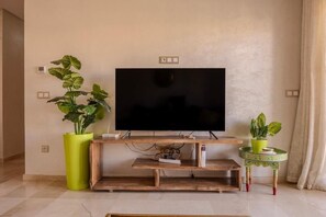 Apartemen, balkon, pemandangan halaman | Interior