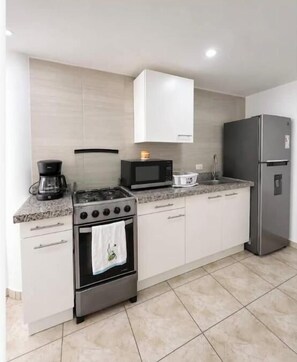 Private kitchen - Cozy 2-bedroom apartment near the Wendy's on the beach (Oranjestad)