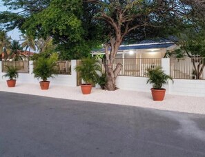 Property grounds - Cozy 2-bedroom apartment near the Wendy's on the beach (Oranjestad)