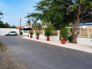 Property grounds - Cozy 2-bedroom apartment near the Wendy's on the beach (Oranjestad)