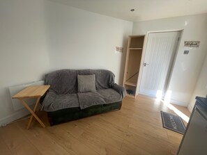 Living area - Apartment Sleeps 2 With Parking (Ashford)