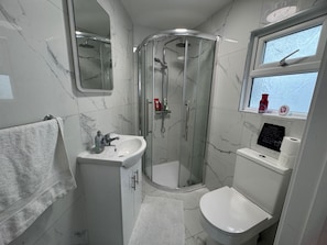 Shower, hair dryer, towels - Apartment Sleeps 2 With Parking (Ashford)