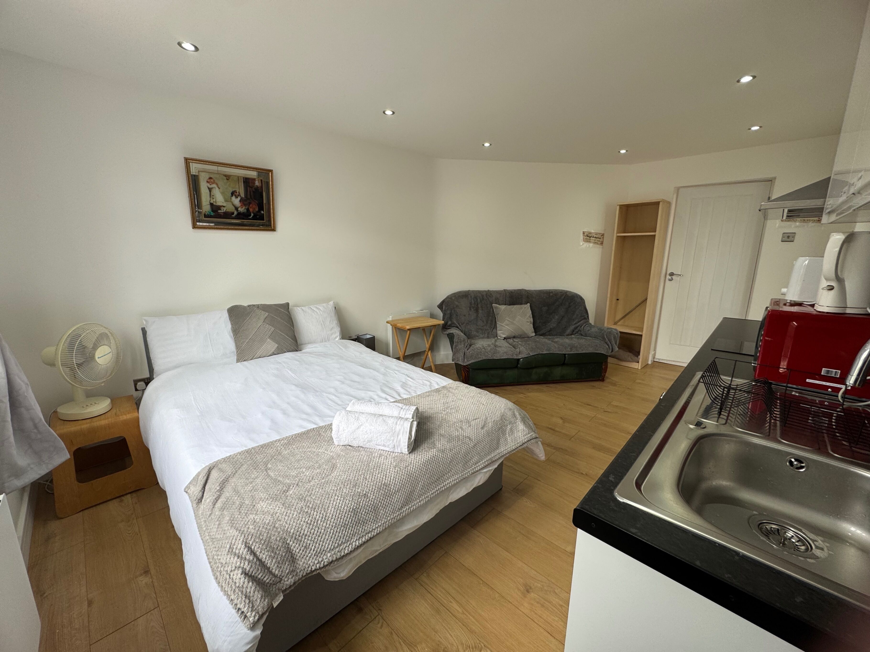 1 habitación, tabla de planchar con plancha, wifi gratis y ropa de cama 