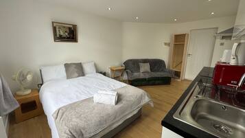 1 habitación, tabla de planchar con plancha, wifi gratis y ropa de cama