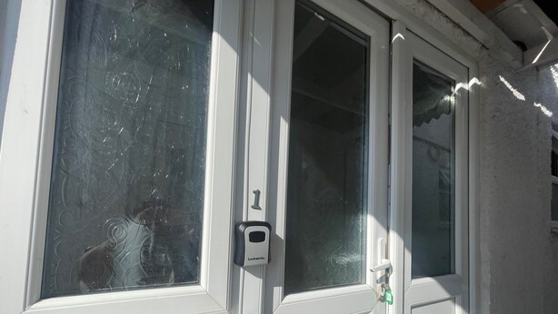 Una puerta blanca con cerradura y ojo de cerradura.
