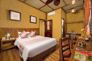 Desk, laptop workspace, free WiFi - Ui Valley Resort (Ninh Binh)