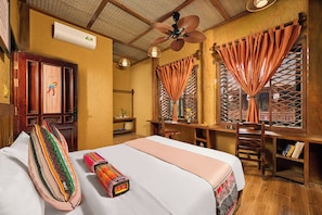 Desk, laptop workspace, free WiFi - Ui Valley Resort (Ninh Binh)